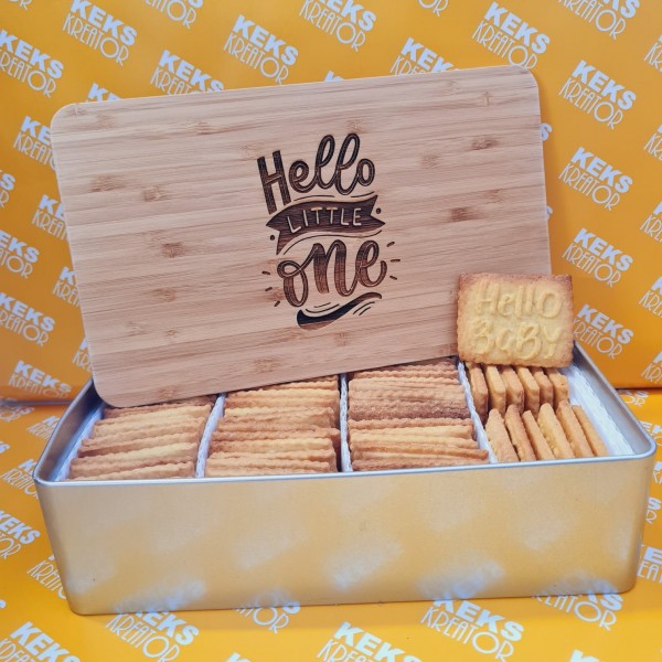 Zur Geburt-Keksdose "Little One" mit 750g Logokeksen / Holzdeckel / Frühstücksbrettchen