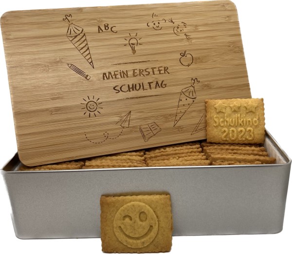 Einschulung-Keksdose "Erster Schultag" mit 750g Logokeksen / Holzdeckel / Frühstücksbrettchen