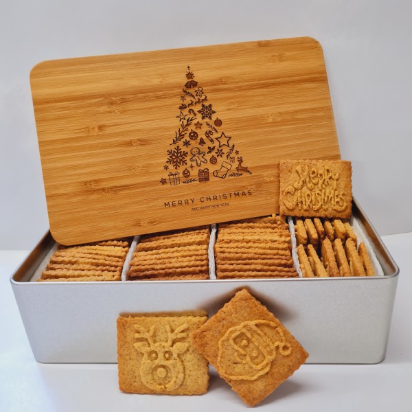 Tannenbaum-Keksdose "Merry Christmas" mit 750g Butter-Spekulatius / Holzdeckel / Frühstücksbret