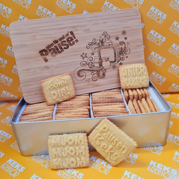 Pausen-Keksdose "Gönn dir mal ne Pause" mit 750g Logokeksen / Holzdeckel / Frühstücksbrettchen