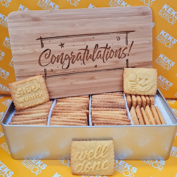 Gratulations-Keksdose "Congratulations" mit 750g Logokeksen / Holzdeckel / Frühstücksbrettchen